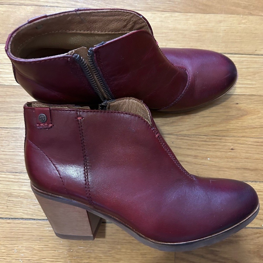 Bussola Italian leather burgundy booties with side zip and rubber heel. Size 38